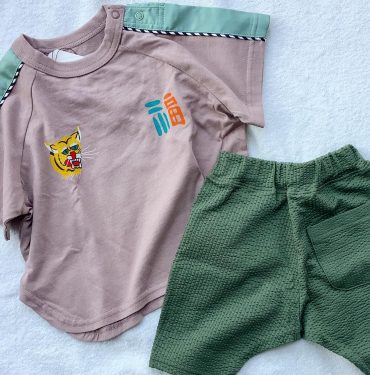 Tシャツの肩らへんがサテンです。