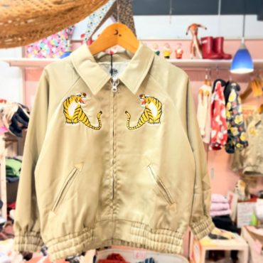 サテン素材で、派手ですが、 虎くんが落ち着いたお顔なので、とても安心感があります。