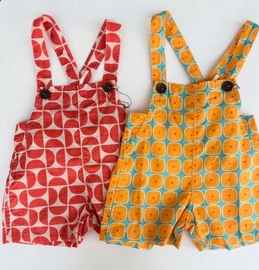 赤ちゃんのサロペットとワンピのおソロです。