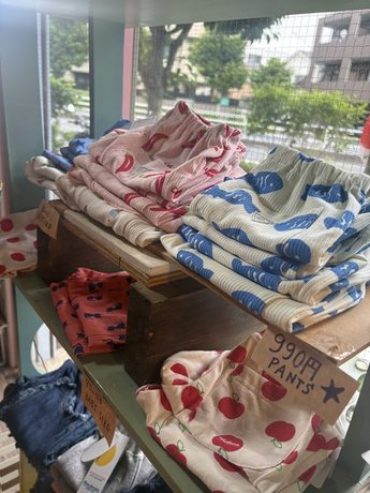 色んな990円のベビーパンツ&Tシャツを並べました。